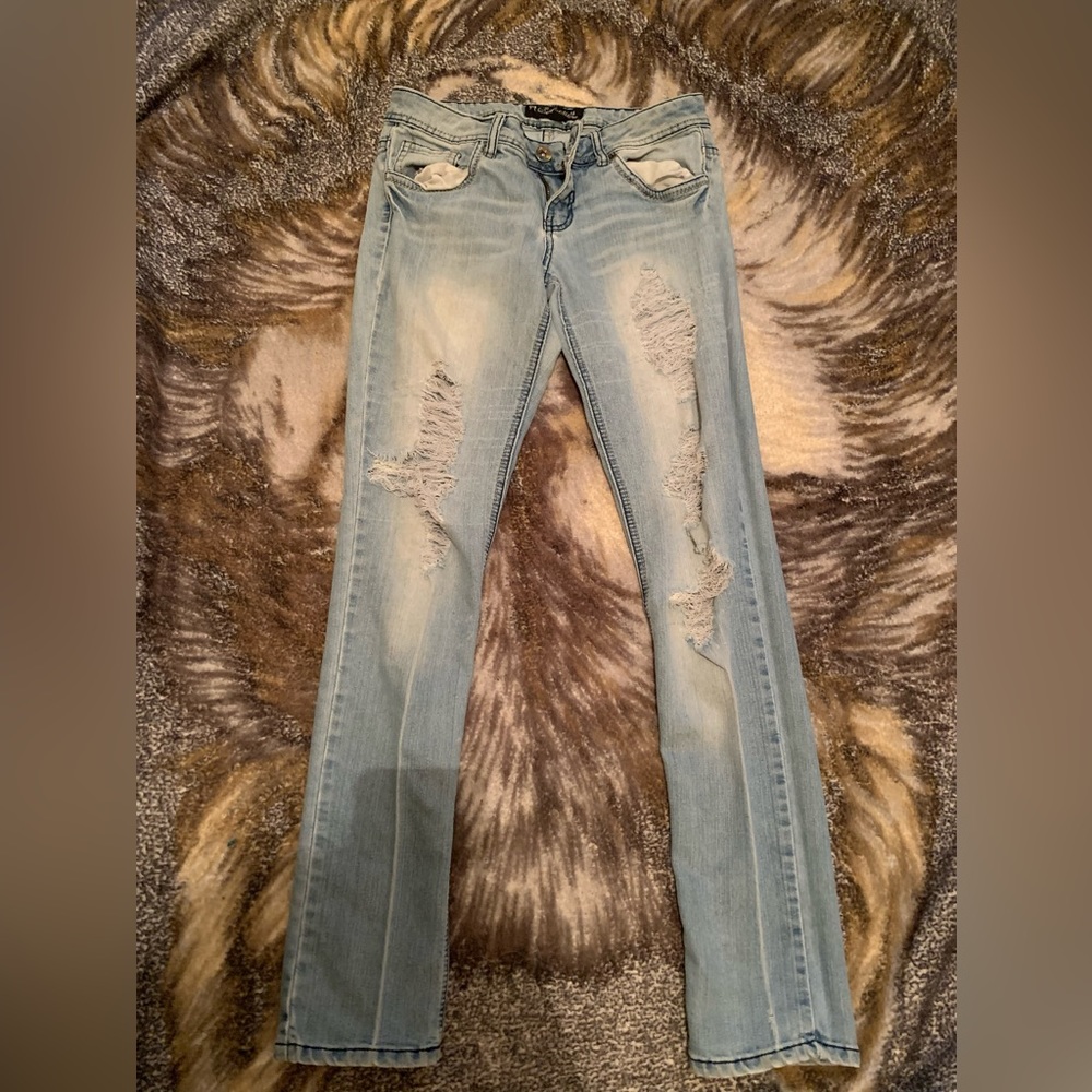 LIGHT WASH RIPPED JEANS